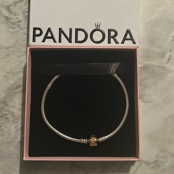 Pandora bracelet. - Picture 1 of 1